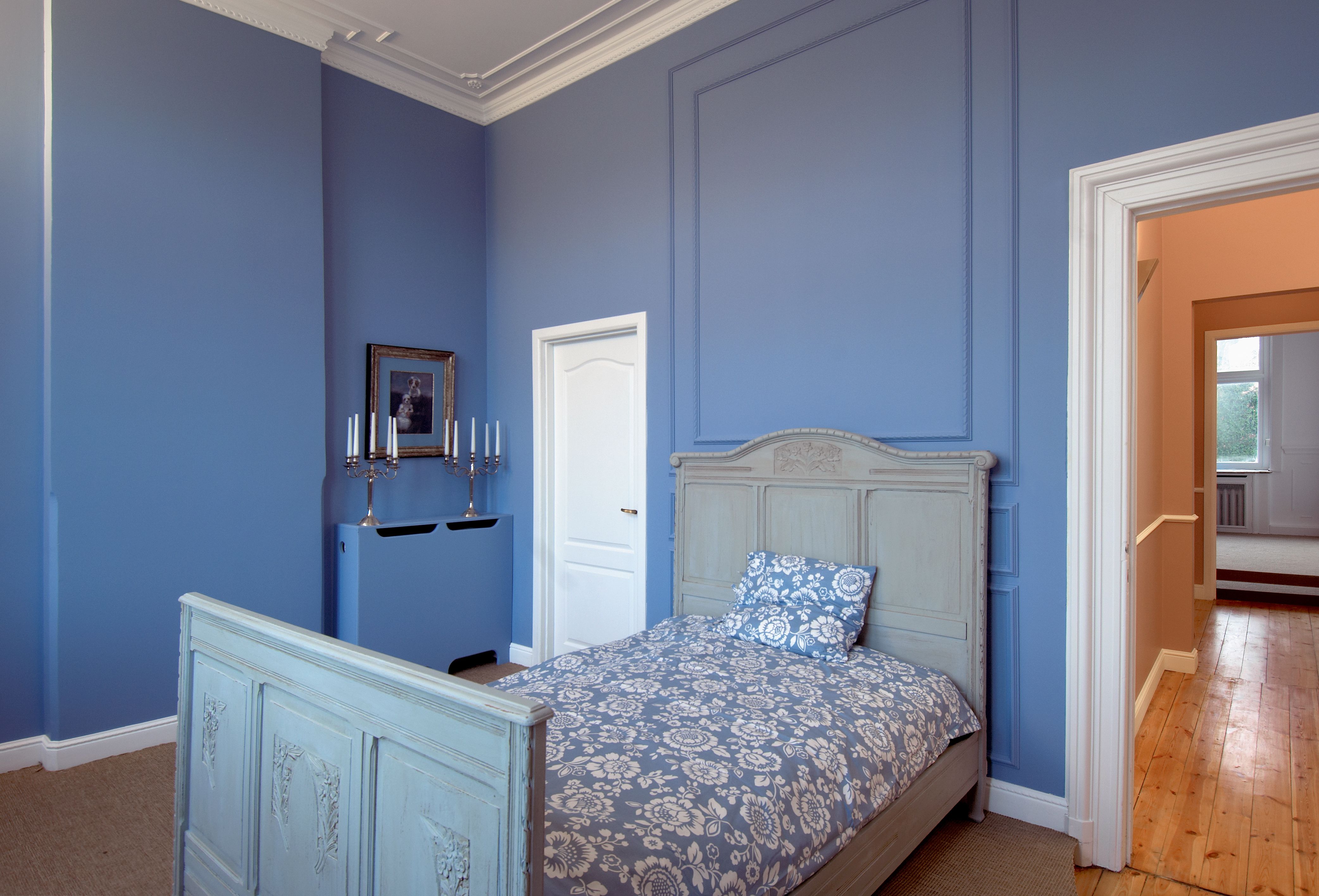 Schlafzimmergestaltung in blau mit Stuckleisten 
