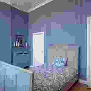 Schlafzimmergestaltung in blau mit Stuckleisten 
