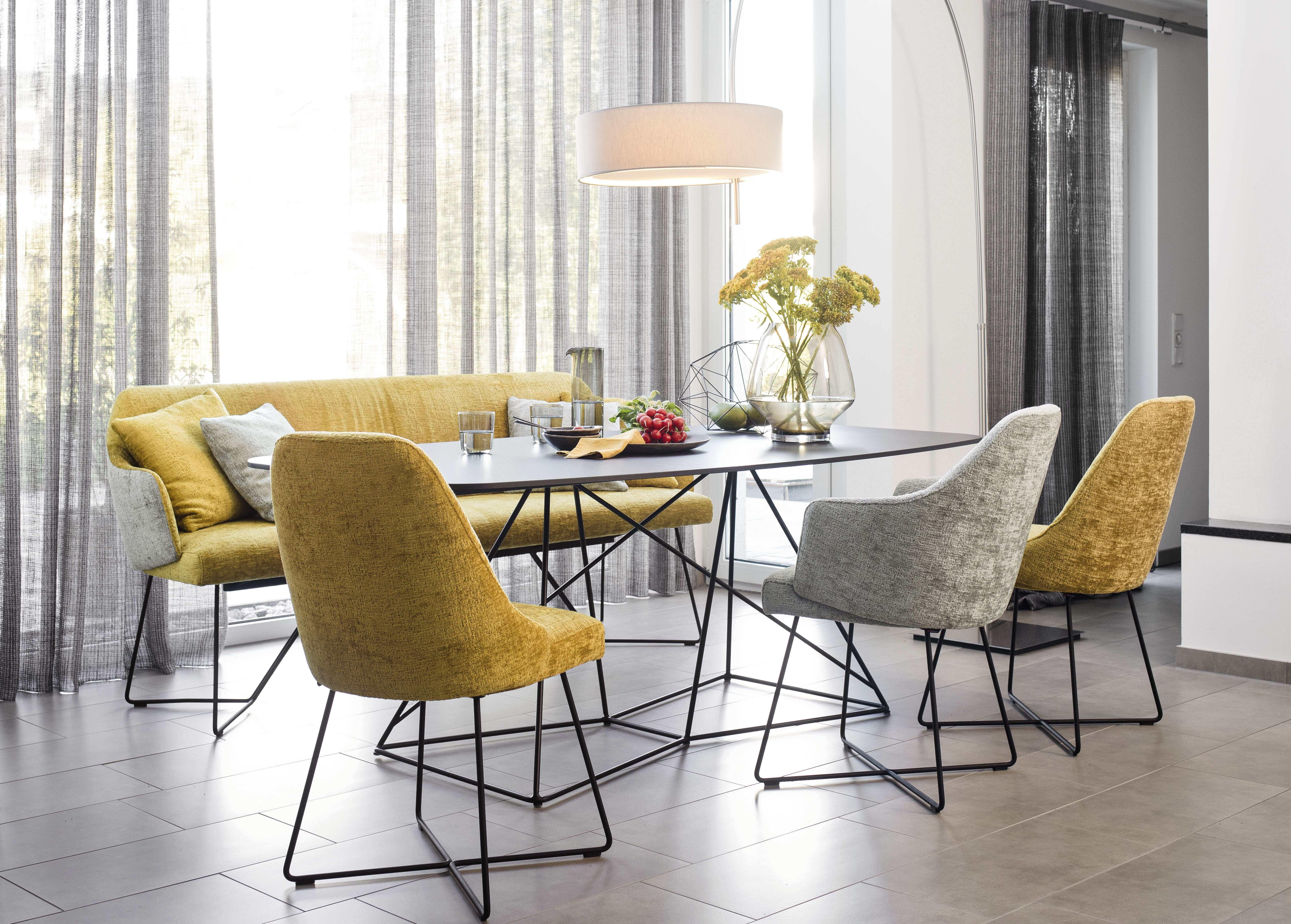 Esszimmer Interior mit gelben Farbaktzenten in Koblenz