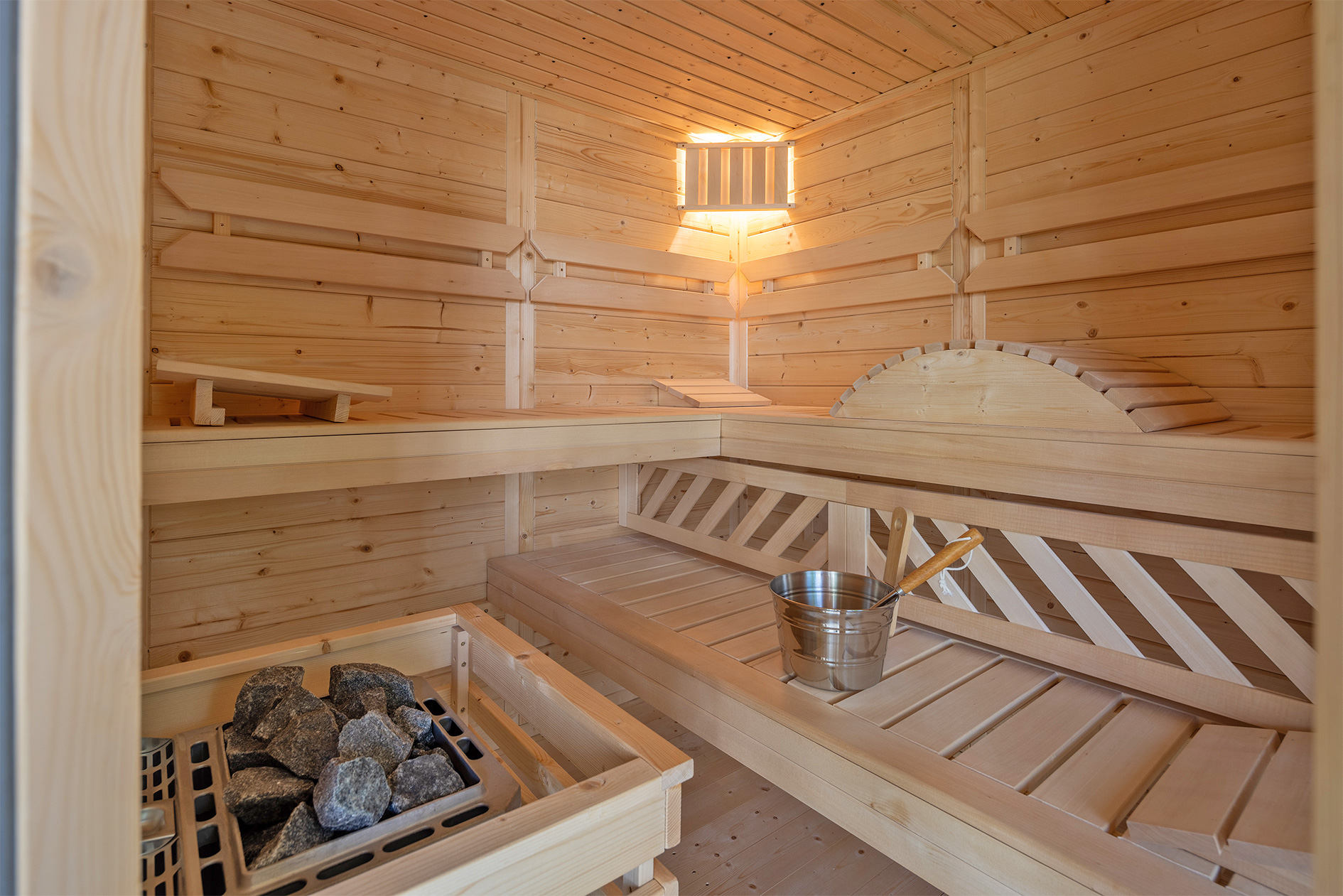 Innenraum der Sauna aus Holz