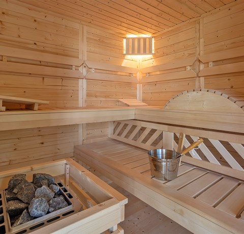 Innenraum der Sauna aus Holz