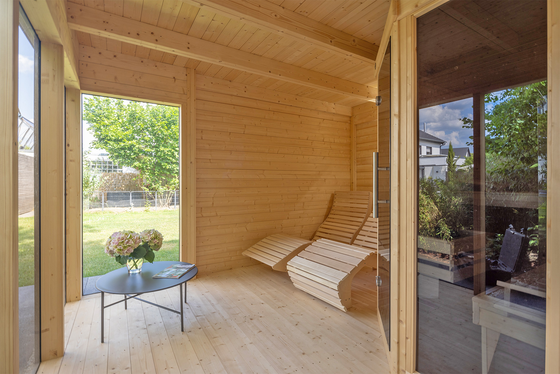 Sauna und Ruheraum mit Blick in den Garten