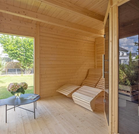 Sauna und Ruheraum mit Blick in den Garten