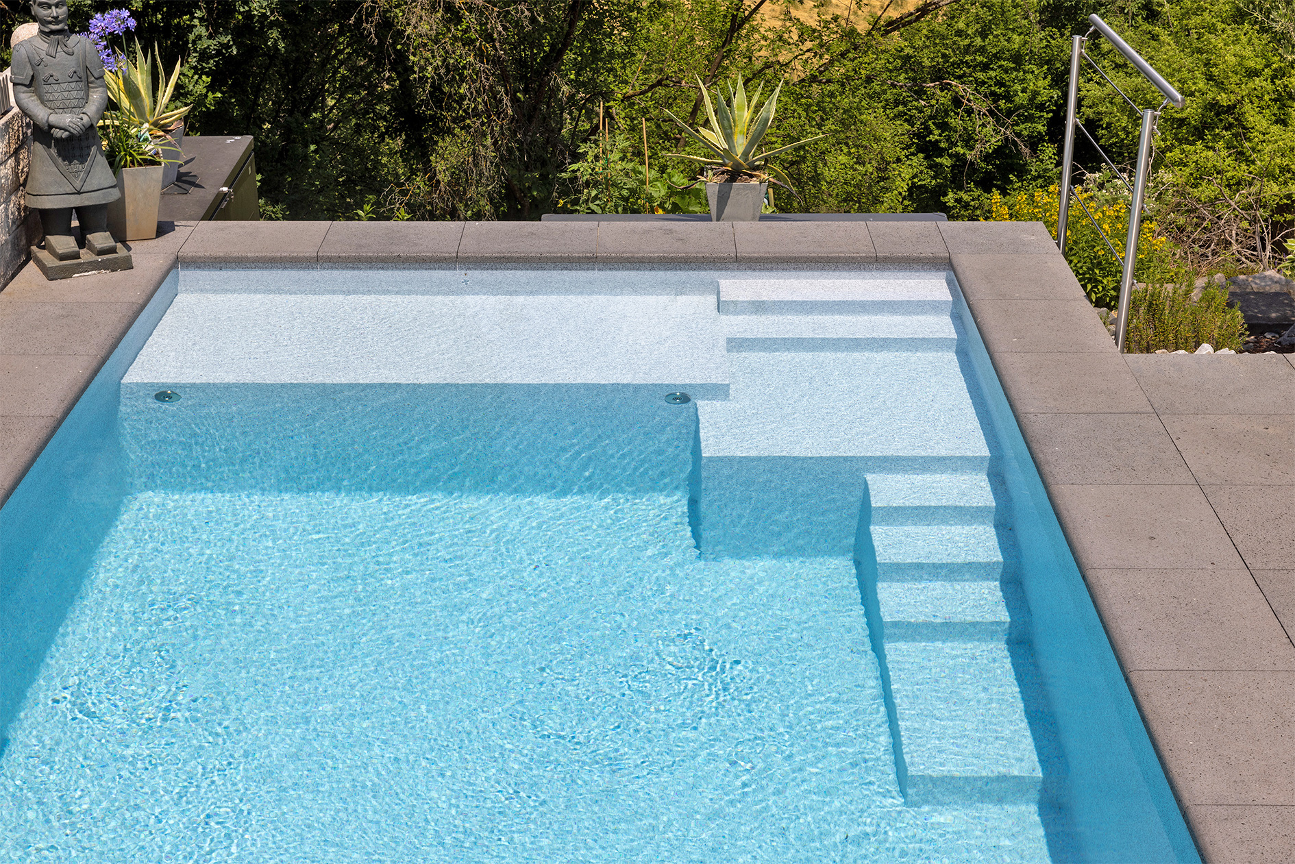 Pool im Hang mit Flachwasserzone