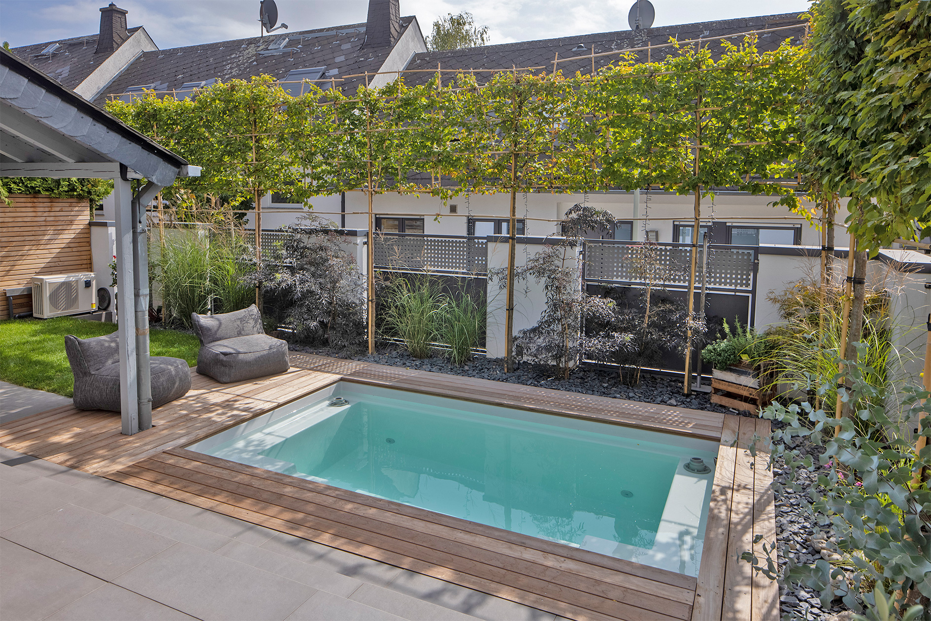 Pool mit Holzumrandung von Schmitt Pool- & Gartendesign