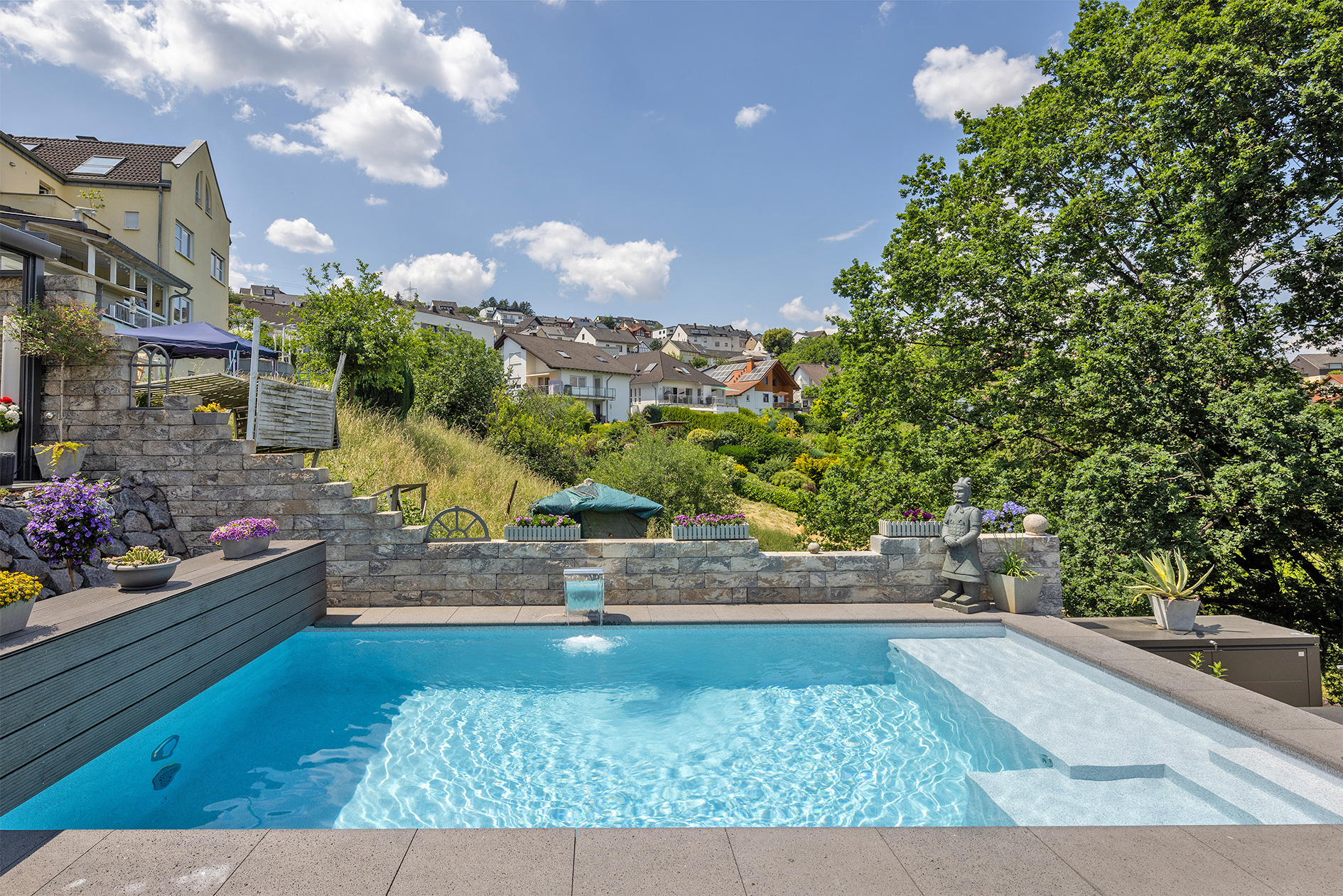 Freistehender Pool im Hang