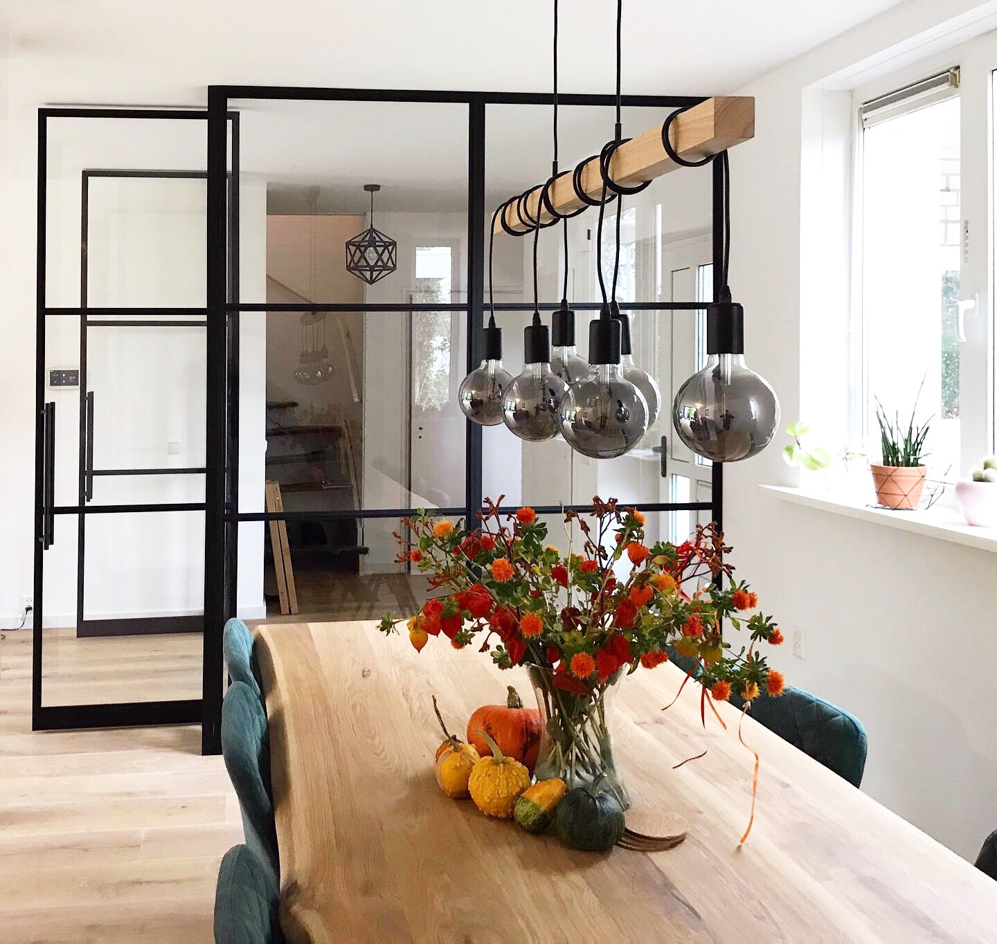 Stalen hoekportaal met glas