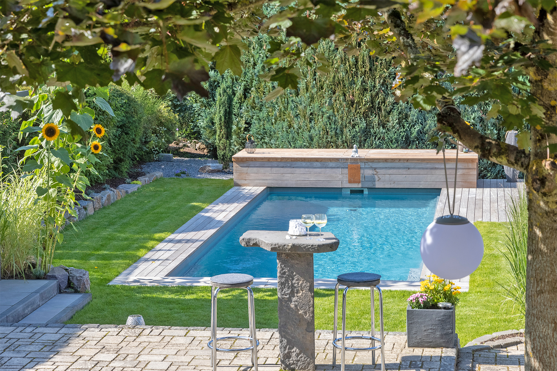 Gartenplanung mit Pool und Außendusche