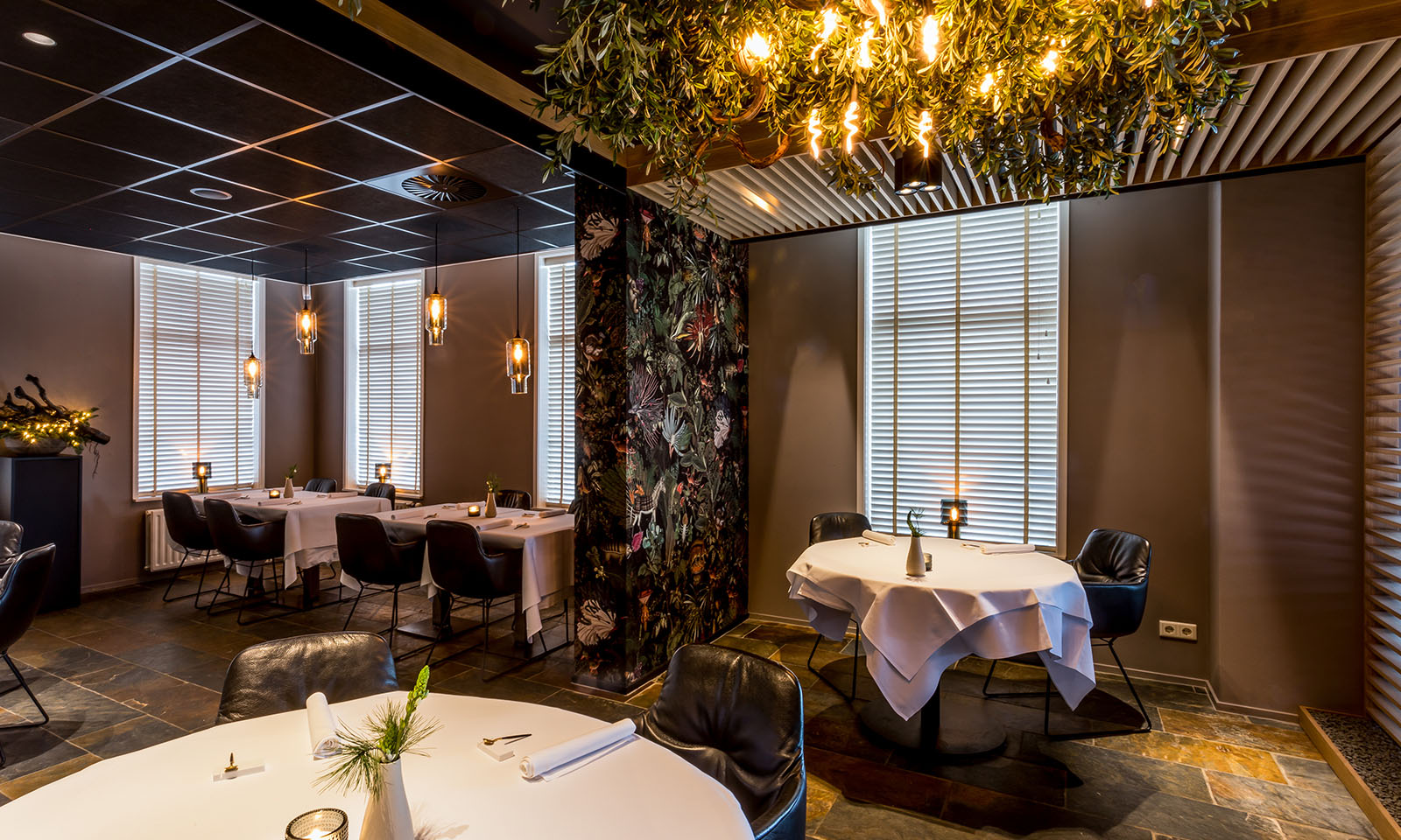 moderne Einrichtung Restaurant mit exotischen Elementen  